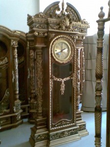 Almari Jam Hias Kencana