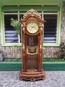 Jam Hias Anggur Ulir