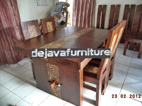 Meja Makan 4 Kursi Koin