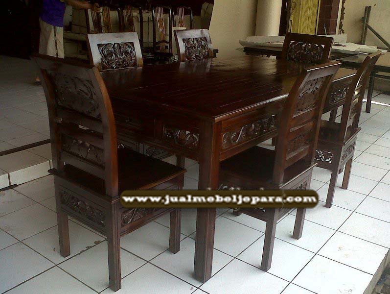 Meja makan Kartini ukir